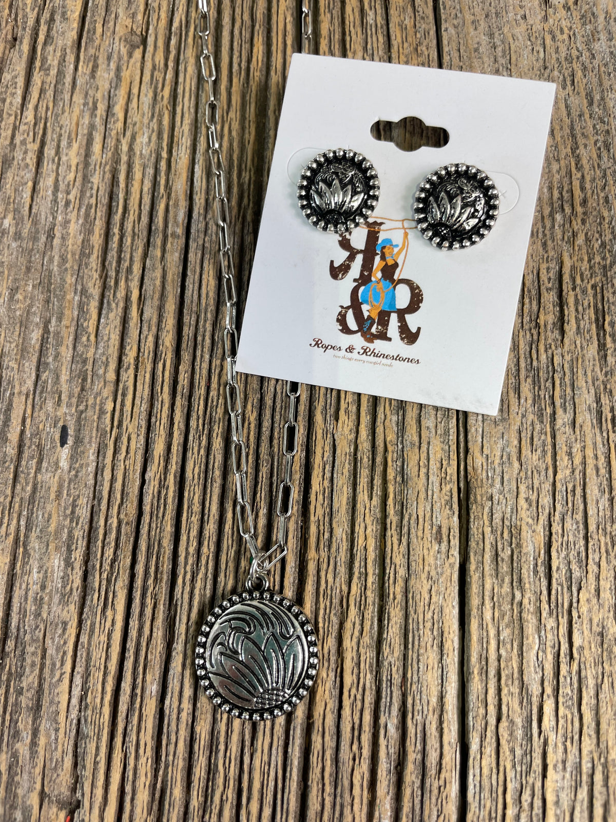 Flower Engraved Silver Look Necklace